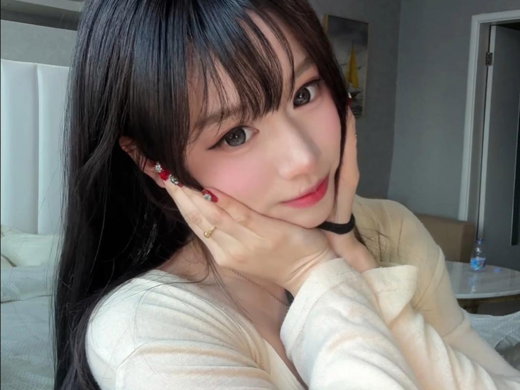 美女和帅哥一起努力生产豆浆原